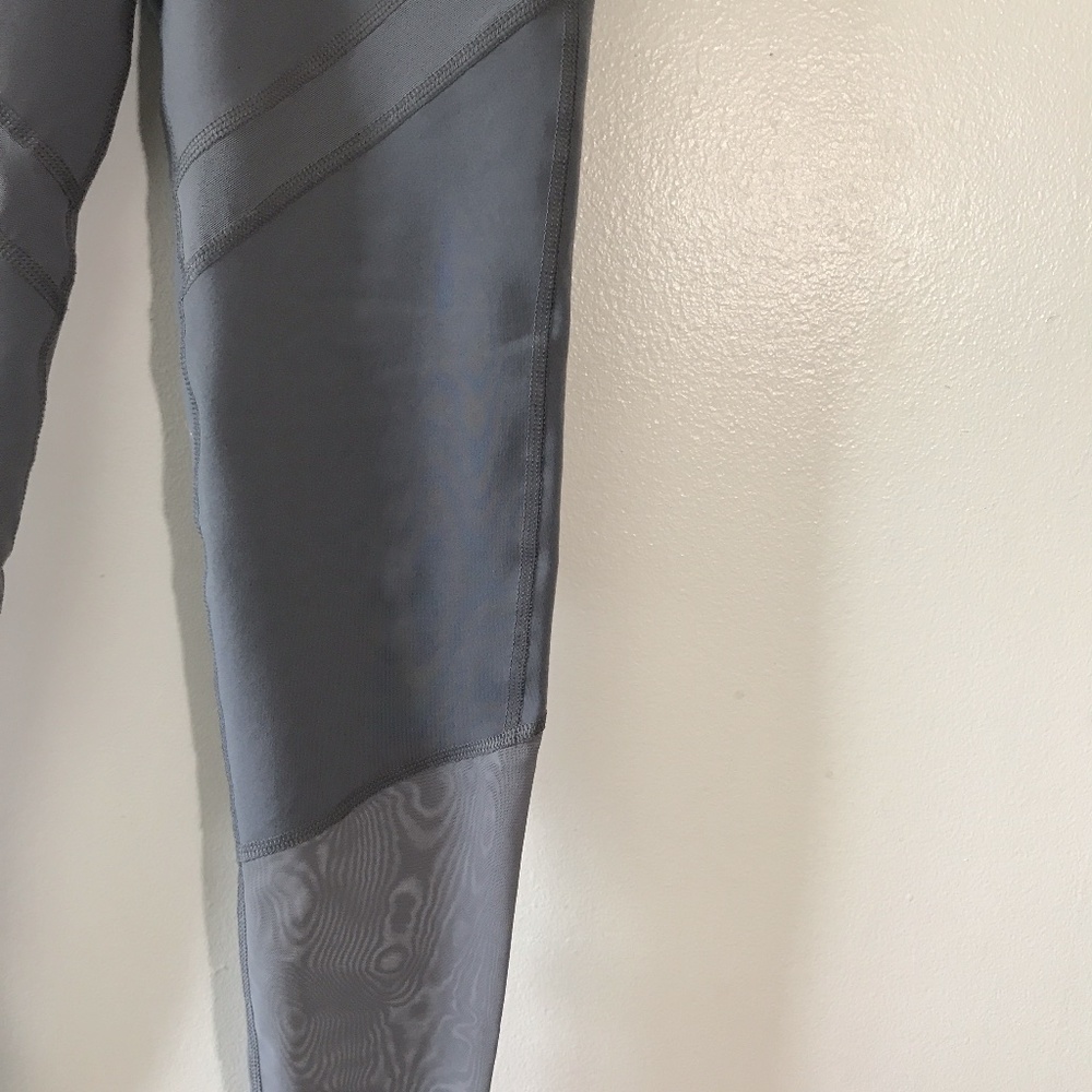 High-Rise Mesh-Trim 7/8 Gray XS Legging - Picture 5 of 6